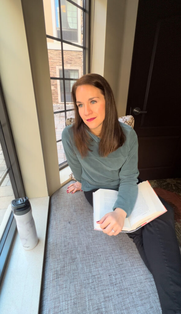 Alicia Krasko Stepmom coach sitting at her laptop. Stepmom support stepmom help stepmom advice stepmom struggles The Stepmom Side podcast